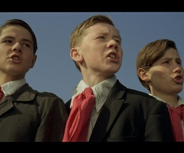 W 1984 roku ukazały się, wydane przez PULS Publications, wspomnienia Oli "Wszystko co najważniejsze". - "Wszystko co najważniejsze" odebrałam jako wstrząsający dokument cierpienia, miłości i przywiązania. Szczerość autorki, osobisty ton narracji, dramatyzm przeżyć, waga przywoływanych zdarzeń - wszystko to sprawiło, że zaczęłam myśleć o książce jako znakomitym materiale na film. - mówi Dżamila Ankiewicz. Od razu podzieliła się o tym z autorką, która zamyśliła się i powiedziała: Zobaczymy, może kiedy komunizm upadnie? 