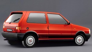 W 1985 roku pojawił się najmocniejszy Fiat Uno Turbo I.E. z 1,3-litrowym silnikiem turbo o mocy 105 KM i kompletem hamulców tarczowych. /Fiat