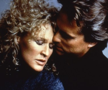 W 1987 roku aktorka otrzymała nominację do Oscara za rolę Alex Forrest - kobiety, która najpierw nawiązuje romans z żonatym Danem Gallagherem (Michael Douglas), a później bezwzględnie dręczy mężczyznę po tym, jak on kończy z nią romans.

Film "Fatalne zauroczenie" zapoczątkował niepochlebne powiedzenie "bunny boiler" - niestabilna psychicznie kobieta.

"Moja rola w 'Fatalnym zauroczeniu' odcisnęła pewne piętno na moje widzenie tych spraw. Dzisiaj miałabym inny pogląd na swoją bohaterkę a scenariusz przeczytałabym pod innym kątem. Zdumiewającą rzeczą było to, że przygotowując się do filmu, rozmawiałam z dwoma psychiatrami. Nigdy nie przyszło mi na myśl, że może to być zaburzenie psychiczne. Oczywiście, teraz byłoby inaczej" - Close przyznała w wywiadzie dla CSB News.