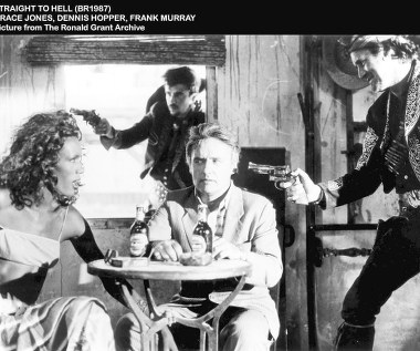 W 1987 roku Grace Jones wystąpiła w dwóch filmach: "Straight to Hell" Alexa Coxa (na zdjęciu) oraz "Sjeście" Mary Lambert. Obydwa tytuły - dziś kultowe - nie zostały najlepiej przyjęte w czasie premiery. Nie lepiej oceniono też kreacje Jones, która otrzymała mało zaszczytną nominację do Złotej Maliny.