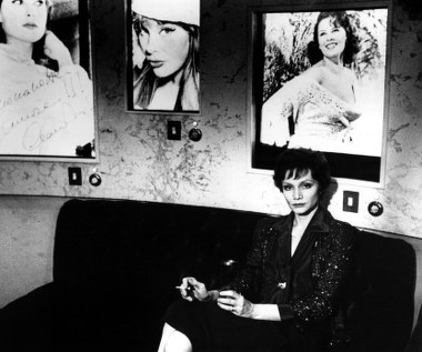 W 1989 r. odwiedziła ojczyznę jako... członek świty prezydenta Francji Françoisa Mitteranda. Bardzo przeżywała te szykany. Ale właśnie wtedy Fellini zaprosił ją na plan "Miasta kobiet". Znosiła tam tortury, bo włoski reżyser codziennie rano osobiście strzygł jej rzęsy - chciał uzyskać efekt tzw. "gołego oka", jakie mają kobiety na średniowiecznych malowidłach. Na dodatek musiała... nauczyć się palić. 

"Miałam scenę, w której mówiłam duży monolog, popijałam whisky i paliłam papierosa, chociaż ja nie palę. 'Nie! Nie! I nie!' - usłyszałam, że Fellini krzyczy. 'Po twojej ręce widać, że nie brakuje ci papierosa. Nie zagrasz, dopóki nie nauczysz się palić'. Więc paliłam przez trzy tygodnie i nauczyłam się".

("Retro")