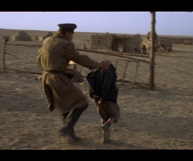 W 1989 roku Ola Wat przyleciała do Warszawy, po raz pierwszy po trzydziestu dwóch latach nieobecności. Pejzaż polityczny się zmienił. - Powiedziała do mnie z uśmiechem: Wiesz, skoro komunizm upada, to chyba już czas, żebyś pomyślała o projekcie filmu - mówi scenarzystka. 