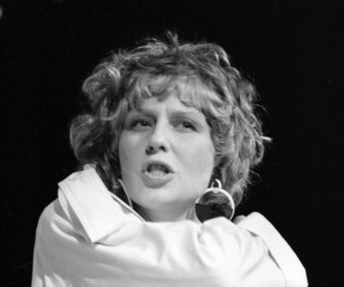 W 1990 roku Krystyna Janda zagrała tytułową rolę w  monodramie "Shirley Valentine" Williama Russella w reżyserii Macieja Wojtyszki. Spektakl okazał się gigantycznym przebojem. Na deskach Teatru Powszechnego był prezentowany przez niemal 20 lat blisko 600 razy. Janda kontynuowała przygodę z "Shirley Valentine" w założonym przez siebie Teatrze Polonia, gdzie spektakl grany jest do dziś.

"Błyskotliwie napisana historia czterdziestolatki, nazywającej siebie Świętą Joanną od Zlewozmywaków i wyzwalającej się spod tyranii męża, coraz bardziej angażuje widza. Przedstawienie, jakkolwiek opowiada o nieudanym małżeństwie, jest znakomitą zabawą, choć zaprawioną nutką zadumy nad zawikłaniami losu. Shirley w brawurowym wykonaniu Krystyny Jandy jawi się w nim jako niezmiernie sympatyczna, żywiołowa kobieta, która spróbowała buntu, by przerwać swoje osamotnienie" - pisał w "Rzeczpospolitej" Janusz R. Kowalczyk.