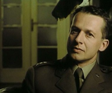 W 1991 roku Bogusław Linda rolą w filmie "Kroll" rozpoczął wieloletnią współpracę z reżyserem Władysławem Pasikowskim, u którego stworzył nowy typ kinowego bohatera.

"Dojrzały mężczyzna o wysoko podgolonych krótkich włosach, trochę jakby nieświeży i spocony, ubrany byle jak, ale z 'mocnymi' akcentami: czarne skóry, wojskowy pas, ciężkie buty, metalowe kółko w uchu, tatuaż. Jest nonszalancki, twardy, wewnętrznie skupiony, zawsze gotowy do ataku lub do obrony, siła jego potencjalnej agresji jest stale widoczna w ruchach i zachowaniu. Mówi krótko, gdy trzeba - bardzo dosadnie, potrafi dużo wypić bez widocznych rezultatów. Wywiera magnetyczny wpływ na kobiety, jednak nie ma do nich zaufania, kiedyś został zdradzony, głęboko zraniony, może nawet upokorzony, dlatego pogardza kobietami i traktuje je lekceważąco. Jest lojalny wobec przyjaciół. Potrafi być okrutny, umie sprawnie, profesjonalnie zabijać. W gruncie rzeczy pod maską twardziela i macho Boguś jest zmęczonym, smutnym i cierpiącym mężczyzną. Jak wszyscy twardziele jest mocno sentymentalny i czasem to manifestuje" - tak bohatera Lindy charakteryzowała na łamach "Dialogu" Grażyna Stachówna.