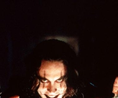 W 1992 roku Lee otrzymał propozycję zagrania w "Kruku" - ekranizacji undergrouondowego komiksu Jamesa O'Barra, opowiadającego historię zamordowanego rockowego muzyka Erica Dravena, który powraca do żywych pod postacią tytułowego ptaka, by pomścić swych zabójców. Zdjęcia do filmu rozpoczęły się 1 lutego 1993 roku, dokładnie w dniu 28. urodzin aktora.