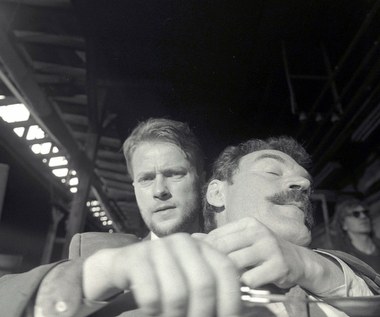 W 1992 roku Żmijewski zagrał niedużą rólkę w "Psach" Władysława Pasikowskiego. Dwa lata później jego Wolf był już pełnoprawnym bohaterem "Psów II: Ostatniej krwi" i co ważne odcisnął, niezatarte - póki co - piętno także na aktorze. "Zacząłem kląć jak szewc. Niestety to się przyjęło i funkcjonuje do dziś. Żona już się przyzwyczaiła. Przy dzieciach staram się jednak powstrzymywać" - aktor opowiadał o "spadku" po swoim filmowym bohaterze.