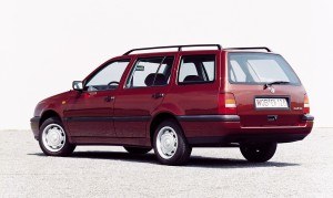 W 1993 roku, równolegle do wersji TDI, zadebiutował pierwszy Golf w wersji kombi, tradycyjnie dla VW nazwany Variant. Bagażnik o poj. 465-1425 l. /Volkswagen