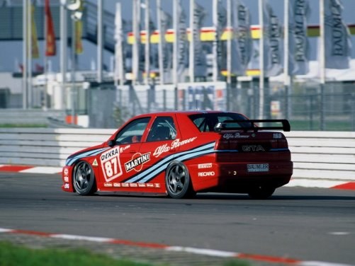W 1993 roku specjalna wersja przygotowana do DTM wywalczyła Mistrzostwo Świata. /Alfa Romeo