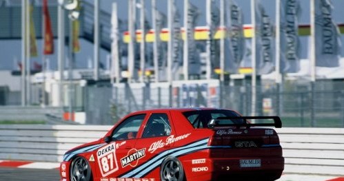 W 1993 roku specjalna wersja przygotowana do DTM wywalczyła Mistrzostwo Świata. /Alfa Romeo