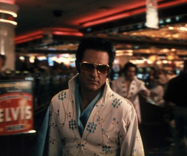 W 1994 roku na ekrany kin trafił nagrodzony sześcioma Oscarami "Forrest Gump" Roberta Zemeckisa, w którym w jednym z epizodów pojawia się postać Elvisa Presleya. Russell oczywiście nie zagrał początkującego muzyka - był już na to za stary - podłożył natomiast głos, fenomenalnie imitując wymowę i akcent króla rocka. Ostatnia jak dotąd styczność Russella z postacią piosenkarza miała miejsce w filmie "3000 mil do Graceland" (2001). Russell zagrał członka grupy przestępców, która w przebraniach Presleya organizuje skok na kasyno w Las Vegas podczas dorocznego Święta Elvisa. Obraz Demiana Lichtensteina, mimo udziału wielu gwiazd (oprócz Russella zagrali w nim także m.in. Kevin Costner, Christian Slater i Courtney Cox), okazał się jednak niewypałem, miał fatalne recenzje i był nominowany do aż pięciu Złotych Malin.