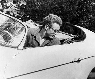 W 1995 r. magazyn filmowy "Empire" umieścił nazwisko Deana na liście najseksowniejszych mężczyzn w historii kina, a w 1997 pośród 100 największych gwiazd dużego ekranu.

Polskim Jamesem Deanem nazwano Zbigniewa Cybulskiego, którego karierę także przerwała tragiczna śmierć.