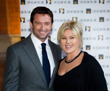 W 1995 r. na planie serialu "Correlli" poznał starszą od siebie o 13 lat aktorkę, Deborrę-Lee Furness. Wielu dziwiło się, że tak atrakcyjny mężczyzna jak Jackman mógł zakochać się w sporo starszej kobiecie. Była to jednak miłość od pierwszego wejrzenia. Już rok później Hugh i Deborra zostali małżeństwem. Dzisiaj wychowują dwójkę adoptowanych dzieci - Oscara i Avę (zdecydowali się na adopcję po tym, jak żona aktora dwukrotnie poroniła).