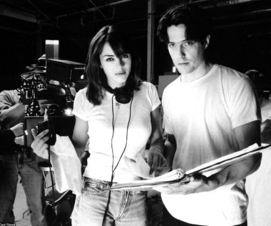 W 1996 roku Grant wystąpił w nietypowej dla siebie roli w thrillerze "Krytyczna terapia" Michaela Apteda. Wystąpił w nim z Elizabeth Hurley, z którą związany był przez dekadę w życiu prywatnym.

Obraz był debiutem Simian Films - firmy producenckiej założonej przez Hurley i Granta. 


 