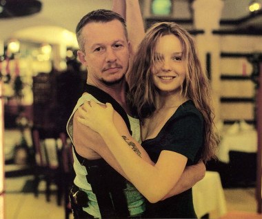 W 1997 roku Bogusław Linda zagrał główną rolę w kolejnym filmie Macieja Ślesickiego "Sara", wcielając się w ochroniarza córki wpływowego gangstera.

Bogusław Linda wyglądający jak 'Leon Zawodowiec' gra tu Kevina Costnera z filmu 'Bodyguard', który zapatrzył się na Franza Maurera z 'Psów'" - rozpoczął swą recenzję w "Polityce" Zdzisław Pietrasik. Ale już kilka akapitów dalej zwraca uwagę, że Linda - na przekór utrwalonemu w opinii publicznej wizerunkowi macho - pokazuje w "Sarze" "zupełnie inne oblicze, dając w dramatycznej końcówce dowody, że jest zdolny do uczuć wyższych".

Z filmu pamiętamy również polski cover piosenki  Leonarda Cohena "I'm Your Man" w melodeklamacyjnym wykonaniu Lindy. 
 