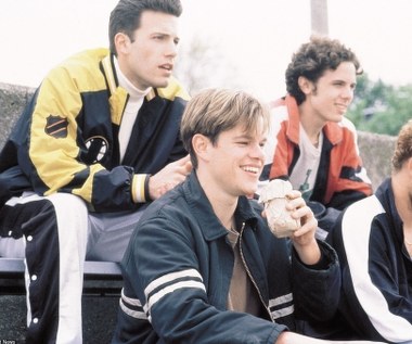 W 1997 roku Casey Affleck pojawił się w dwóch filmach u boku starszego o trzy lata brata Bena.

Pierwszym z nich była komedia Kevina Smitha "W pogoni za Amy", jednak to "Buntownik z wyboru" (na zdjęciu) Gusa van Santa okazał kluczowym tytułem w filmografii braci Affleck. 

Ben, wspólnie z partnerującym mu na ekranie Mattem Damonem, otrzymali Oscara za najlepszy scenariusz, Casey nawiązał zaś na planie "Buntownika..." znajomości, które procentowały w kolejnych latach jego aktorskiego rozwoju. 
