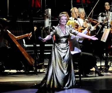 W 1997 roku wokalna kariera Andrews stanęła pod znakiem zapytania, kiedy lekarze znaleźli jej w gardle groźnego guza. Operacja się udała, jednak głos Andrews już nigdy nie był taki jak dawniej. Nie przeszkodziło to jednak aktorce nagrać w 2004 roku niewymagającej piosenki na ścieżkę dźwiękową filmu "Pamiętnik księżniczki 2: Królewskie zaręczyny". Utwór nosił tytuł "Your Crowning Glory".