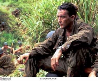 W 1998 roku aktor zagrał w wielkiej epopei z okresu II wojny - adaptacji głośnej powieści Jamesa Jonesa "Cienka czerwona linia" w reżyserii Terrence'a Malicka.

 