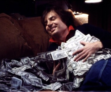 W 1998 roku wystąpił w dramacie "Klub  54", w którym zagrał właściciela legendarnego klubu, Steve’a Rubella. Była to pierwsza "niekomediowa" rola w jego filmografii.

Na potrzeby występu w „Klubie 54” Myers przez kilka miesięcy ćwiczył wymowę, żeby pozbyć się kanadyjskiego akcentu. Poza tym poddawał się codziennym, kilkugodzinnym torturom charakteryzacji. „Steve był w pewnym sensie Czarodziejem z Oz w tej hedonistycznej świątyni, jaką był klub 54” - tak charakteryzował swojego bohatera.