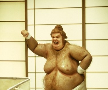 W 1999 Myers raz jeszcze powrócił do Austina Powersa, pisząc scenariusz, produkując i występując w drugim filmie z serii. Ponownie wcielił się w postacie Austina i Doktora Zło, tym razem także zagrał trzecią rolę, spasionego szkockiego podwójnego agenta, nazwanego Grubym Draniem. 

"Austin Powers 2 – szpieg, który nie umiera" nigdy miał najlepsze otwarcie w historii komedii, w ciągu pierwszego tygodnia wyświetlania zyski z tego filmu przekroczyły dochód, jaki przyniósł pierwszy film. Do dziś obraz ten zarobił ponad 310 milionów dolarów na całym świecie.