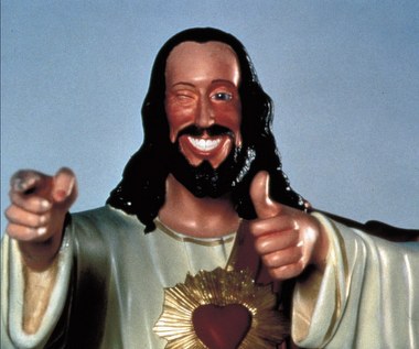 W 1999 powstał jeden z najbardziej kontrowersyjnych filmów w karierze Smitha - "Dogma". Obraz opowiadał o dwóch upadłych aniołach, którzy próbują z powrotem wkupić się w łaski Boga. W "Dogmie" obok reżysera, który wcielił się we wspomnianego "Cichego Boba", wystąpili także Matt Damon, Ben Affleck, Salma Hayek i Allan Rickman.

Film wywołał spore kontrowersje wśród środowisk związanych z Kościołem. Katolicki portal Kulturadobra.pl pisał tak: "Film ten, choć przedstawia - w pewnym sensie - walkę dobra ze złem - nie może być w żaden sposób polecony i pochwalony. Istny potok obscenicznych aluzji, bezwstydnych scen, wulgarnej mowy oraz co najmniej dziwacznych koncepcji teologicznych, a także jawnych błędów i herezji (np. twierdzenie, iż autorzy biblijni celowo sfałszowali Pismo święte tak, by imię Boże było tam męskie, a nie żeńskie) czyni "Dogmę" bardzo złą".