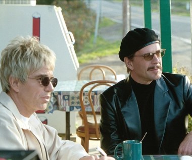 W 2001 roku Billy Bob Thornton (L) stworzył niezapomniany duet z Bruce'em Willisem (P) w komedii Barry'ego Levinsona "Włamanie na śniadanie".

- Po przeczytaniu scenariusza żałowałem, że nie jestem jego autorem - mówił aktor. - Jest realistyczny, choć zawiera mnóstwo żartobliwych i komicznych momentów. Generalnie, wszystko, co się dzieje, jest prawdopodobne. Ponieważ nasi bohaterowie są zwykłymi ludźmi, komizm scen wynika z tego, że gramy bezpośrednio i absolutnie „serio” - dodał Thornton.
 
