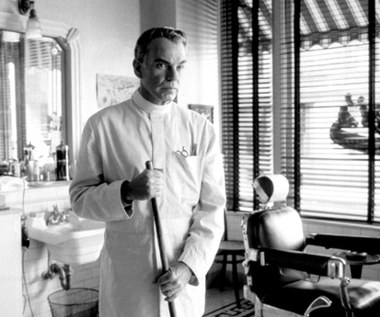 W 2001 roku Billy Bob Thornton stworzył jedną ze swych najwybitniejszych ekranowych ról, wcielając się w postać fryzjera w kryminale braci Coen "Człowiek, którego nie było".

- Grałem osobę mało rozgarniętą, co wymaga od aktora sporo myślenia - w typowy dla siebie sposób dzielił się wrażeniami z planu.

Rola w filmie braci Coen była też końcem przygody aktora z nikotyną. - Kazali wypalić mojej postaci tak potworne ilości papierosów, że po zakończeniu zdjęć rzuciłem ten nałóg. A paliłem wcześniej 22 lata... - zwierzał się aktor.