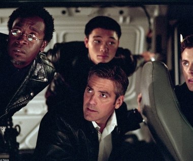 W 2001 roku Casey Affleck (P) znalazł się w gwiazdorskiej obsadzie filmu Stevena Soderbergha "Ocean’s 11: Ryzykowna gra". Wcielił się w nim w postać Virgila Malloya - eksperta od transportu. Na ekranie towarzyszył mu nieustannie Scott Caan, który zagrał brata bliźniaka bohatera Afflecka.
  
"Malloyom zależy jedynie na prowadzeniu samochodów i na spieraniu się ze sobą" – mówił reżyser Steven Soderbergh. "Żyją tylko po to. To, że ktoś chce im za to płacić, to dla nich spełnienie marzeń" - dodawał twórca "Ocean's 11". 

Casey Affleck wrócił do serii w kolejnych dwóch odsłonach: "Ocean's Twelve: Dogrywka" (2004) oraz "Ocean's Thirteen" (2007).