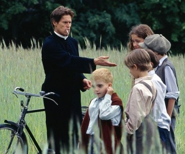 W 2001 roku Dafoe oglądaliśmy w "Bożych skrawkach" w reżyserii Yurka Bogayewicza. W rozgrywającej się w Polsce w trakcie II wojny światowej opowieści amerykańskiemu gwiazdorowi partnerowali na ekranie m.in. Małgorzata Foremniak i Olaf Lubaszenko.