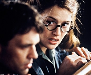 W 2001 roku Kate Winslet ubrała okulary w filmie Michaela Apteda "Enigma".
Akcja obrazu rozgrywała się w czasie II wojny światowej w środowisku elitarnego zespołu kryptologów pracujących w centrum łamania szyfrów Bletchley Park.

- Hester jest inteligentną kobietą, świadomą, że jej intelekt nie jest w Bletchley Park wystarczająco wykorzystany. Jest pracownikiem administracyjnym i nie ma pojęcia o łamaniu szyfrów. Na początku jej postać jest raczej anonimowa i przeciętna. W miarę rozwoju akcji, jak kameleon zmienia barwy, ujawniając swą urodę, seksowność, inteligencję i odwagę - tak Kate Winslet mówiła o swojej postaci.

 