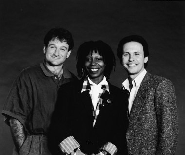 W 2001 roku Whoopi Goldberg została laureatką Mark Twain Prize For American Humor przyznawanej najlepszym komikom amerykańskim, stając się pierwszą kobietą w historii, która otrzymała to wyróżnienie.

Na zdjęciu - w doborowym towarzystwie u boku Robina Williamsa (L) i Billy'ego Crystala (P).

 