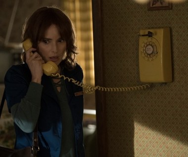 W 2002 roku pojawiły się dwa filmy z jej udziałem, do których zdjęcia powstały przed jej aresztowaniem: komedie "Simone" i Mr. Deeds - Milioner z przypadku" - ten drugi chociaż zupełnie nieudany, okazał się największym sukcesem komercyjnym w karierze Ryder (126 mln dolarów), ale później było już coraz gorzej.

Jakiś czas temu aktorka zagrała co prawda znakomitą, ale w gruncie rzeczy trzecioplanową rolę w "Czarnym łabędziu" Darrena Aronofsky'ego, ale z pewnością wciąż stać ją na dużo więcej.

Udowodniła to rolą w tegorocznym hicie Netflixa "Stranger Things" (na zdjęciu). Sukces produkcji sprawił, że widzowie czekają już na planowaną drugą serię. Czy dla Winony Ryder oznacza to reaktywację upadłej kariery?