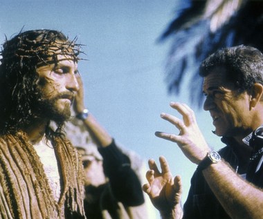 W 2003 roku Gibson postanowił skupić się wyłącznie na swej karierze reżyserskiej. Prawie 10 lat po premierze "Bravehearta" rozpoczął realizację "Pasji", opowiadającej o 12 ostatnich godzinach życia Jezusa Chrystusa i jego śmierci na krzyżu. To także on zdecydował, by aktorzy w filmie mówili po aramejski, hebrajsku i łacinie. Najgłośniej komentowano jednak ilość obecnej na ekranie przemocy. Mimo skrajnie różnych opinii krytyków, "Pasja" okazała się kasowym hitem, zarabiając na całym świecie ponad 600 milionów dolarów, stając się tym samym najbardziej dochodowym filmem z kategorią R.

Przy okazji premiery "Pasji" Mel Gibson spotkał się z zarzutami o antysemityzm."Z całą pewnością nie jestem antysemitą, a mój film nie jest antysemicki" -  twierdził jeszcze  przed premierą reżyser. "Nie nienawidzę nikogo i z całą pewnością nie nienawidzę Żydów" - ciągnął Gibson.