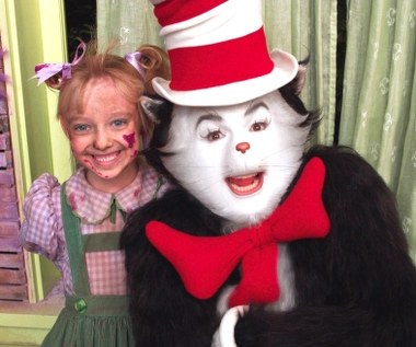 W 2003 roku Myersa zobaczyliśmy w familijnym filmie "Kot" - adaptacji klasycznej amerykańskiej książki dla dzieci autorstwa Dr. Seussa. “Przez całe życie chciałem zagrać Kota (...) To niesamowita postać. Na początku wydaje się, że jest anarchistą, a w końcu zdajemy sobie sprawę, że tak naprawdę jest nauczycielem" - mówił aktor.

Również i w tym filmie Myers mógł ulec efektownym metamorfozom. Wszystkie postaci, w jakie Kot przemienia się w filmie, są w pewien sposób do niego podobne, a kolory ich strojów zawsze są kombinacją czarnego, czerwonego i białego. "Zagrałem Carmen Mirandę, torreadora, protestanta, zwariowanego szefa kuchni i jego śmiesznego pomocnika, oraz kilka innych postaci" - wyliczał Myers.

 
 