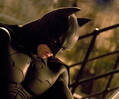 W 2005 roku aktora zobaczyliśmy w filmie Christophera Nolana "Batman: początek" inicjującego nową trylogię o człowieku-nietoperzu. Murphy wcielił się w postać doktora Jonathana Crane'a - młodego psychiatry i szefa więziennego oddziału w szpitalu psychiatrycznym w Gotham. W trakcie filmu prezentuje również diaboliczne alter ego – Stracha na Wróble w szkaradnej masce.

"Uważaliśmy, że pragnienie Crane'a, aby manipulować ludźmi poprzez strach, stanowi bardzo ciekawe porównanie z drogą, w jaką wyrusza Bruce Wayne z postacią Batmana" - mówił reżyser Christopher Nolan a producentka filmu Emma Thomas dodawała: "Gra Cilliana w roli Crane'a sprawia, że skóra cierpnie" mówi Thomas. "Świetnie prezentuje się na ekranie, a gdy odtwarza postać Crane'a w jego oczach pojawia się coś niepokojącego".

Murphy powtórzył kreację Crane'a/Stracha na Wróble także w kolejnych częściach trylogii: "Mroczny rycerz" i "Mroczny rycerz powraca"; zagrał też w następnym filmie Christophera Nolana "Incepcja".

 

 



 

 