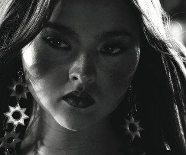 W 2005 roku Aoki mogliśmy oglądać w filmie "Sin City - Miasto Grzechu", w którym zagrała kobietę o imieniu Miho.

"Ta rola jest wyzwaniem, ponieważ Miho nie mówi – więc jej czyny muszą za nią mówić jasno i głośno" - przyznała aktorka.

Aoki trenowała z trzema instruktorami karate, aby zdobyć sprawność fizyczną i umiejętności walki mieczem, jakie posiada Miho. „Starałam się zbliżyć umysłowo do tej twardej zabójczyni tak bardzo, jak tylko możliwe, co również oznaczało intensywny trening fizyczny. Niesamowita była nauka używania całego arsenału jej broni: miecza Kitano, łuków i strzał, kija"- dodała aktorka.