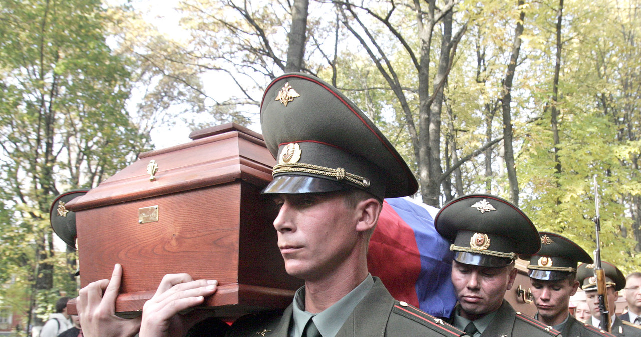 W 2005 roku odbyła się ponowna ceremonia pogrzebowa gen. Denikina. W geście pojednania narodowego jego szczątki zostały ponownie pochowane z pełnymi honorami /AFP
