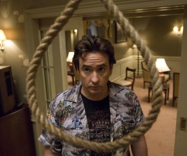 W 2007 roku Cusack wystąpił w roli udręczonego pisarza  thrillerze "1408" - ekranizacji opowiadania Stephena Kinga w reżyserii Mikaela Hafströma.

"Lubią go zarówno kobiety, jak i mężczyźni" - reżyser mówił o aktorze. "To właśnie ta umiejętność zjednywania sobie sympatii przełamuje cynizm jego bohatera. Zdolność Cusacka do podbijania ludzkich serc odgrywa zasadniczą rolę dla sukcesu całej narracji" - dodawał Hafström.

 