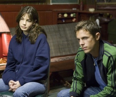 W 2007 roku debiutujący reżyser Ben Affleck zatrudnił swojego młodszego brata do głównej roli prywatnego detektywa w filmie "Gdzie jesteś Amando?" - ekranizacji rozgrywającego się w Bostonie kryminału Dennisa Lehane'a.

- Casey wychował się w Bostonie i znał doskonale miasto, jego charakter i rytm - to ważne. A, co może jeszcze ważniejsze, znam jego najmniejszy tik, wiem, kiedy wypada prawdziwie, a kiedy się myli i kiedy pojawia się w jego grze nutka, czy choćby cień fałszu. Pomyślałem sobie, że jednym z wielkich wyzwań będzie pokazanie Caseya i jego talentu w sposób, którego widzowie naprawdę się nie spodziewają - tłumaczył swą decyzję Ben Affleck.
