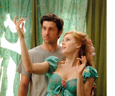 W 2007 roku Patrick Dempsey ugruntował swą pozycję jako czołowego hollywoodzkiego przystojniaka w produkcji Dinseya "Zaczarowana". Aktor zagrał nowojorskiego prawnika, który zakochuje się w przeniesionej do Nowego Jorku z disneyowskiej kreskówki księżniczce Giselle (Amy Adams). "Najtrudniejsze w tej roli wydawało mi się to, by publiczność uwierzyła, że ten mocno stąpający po ziemi i ciężko doświadczony, nieco zgorzkniały facet zakochuje się w postaci z krainy fantazji" - aktor mówił o największym wyzwaniu związanym z rolą w "Zaczarowanej". 