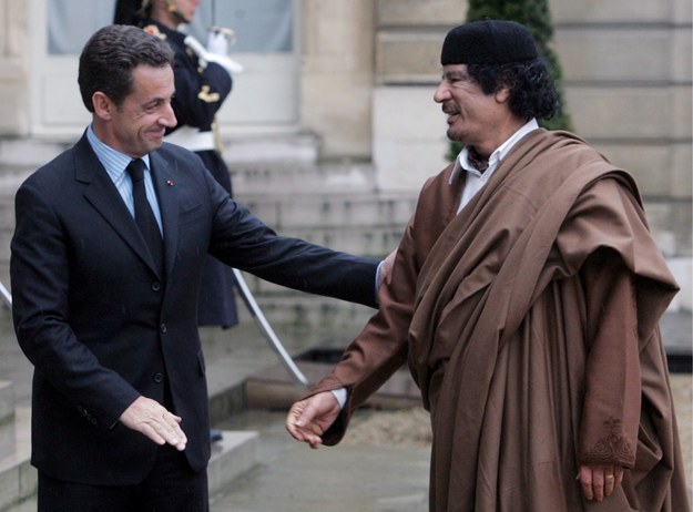 W 2007 roku Sarkozy przyjął w Paryżu Muammara Kaddafiego z wielkimi honorami /	MAYA VIDON /PAP/EPA