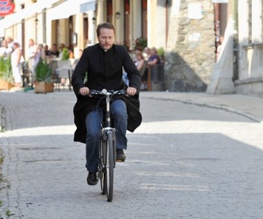 W 2008 roku aktor przyjął tytułową rolę w produkcji TVP1"Ojciec Mateusz", polskiej wersji włoskiego serialu kryminalno-obyczajowego "Don Matteo". Jego ksiądz-detektyw spotkał się z niezwykle ciepłym przyjęciem w milionach polskich domów, o czym świadczą wciąż realizowane kolejne sezony "Ojca Mateusza". Z biegiem lat aktor przestał się ograniczać jedynie do występów przed kamerą w telewizyjnym hicie, ale coraz śmielej zaczął stawać także po jej drugiej stronie. 

"Najtrudniejsze w pracy reżysera jest to, że trzeba znać odpowiedź na każde, nawet najbardziej niepotrzebne i głupie pytanie. Trzeba ogarniać każdy szczegół tej opowieści" - wyznał w jednym z wywiadów.