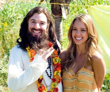 W 2008 roku aktor zagrał tytułową rolę w komedii "Love Guru". Wcielił się w niej w postać Guru Pitke, który postanawia przyjechać do USA, by tu jako doradca w problemach małżeńskich kanadyjskiego zawodnika hokeja zdobyć sławę i pieniądze.

Do bojkotu filmu wzywali amerykańscy Hindusi, nazywając komedię "moralnie obraźliwą".  Lidera hinduskiej mniejszości w Stanach Zjednoczonych wsparli katoliccy biskupi oraz jedna z najważniejszych rabinek w USA - Elizabeth W. Beyer, która wezwała do bojkotu "Love Guru", bo komedia "ośmiesza hinduizm, przedrzeźnia tradycję pustelniczego życia hinduizmu, a także hinduską filozofię".
 
Producenci filmu i grający główną rolę Mike Meyers nie mieli jednak powodów do zmartwienia. Wszelkie tego typu protesty były bowiem... bezpłatną kampanią reklamową. W weekend otwarcia "Love Guru" zarobił 14 milionów dolarów.

 
 