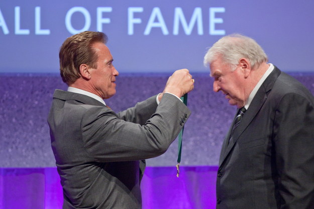 W 2009 r. John Madden został uhonorowany w kalifornijskiej galerii sław (na zdj. z ówczesnym gubernatorem Kalifornii Arnoldem Schwarzeneggerem, który wręcza mu medal z tej okazji) /PETER DaSILVA /PAP/EPA
