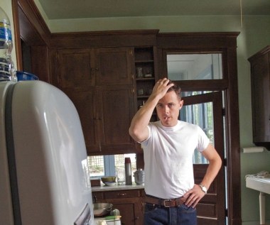 W 2010 roku Afflecka oglądaliśmy w roli prowincjonalnego zastępcy szeryfa w kontrowersyjnym kryminale noir Michaela Winterbotttoma "Morderca we mnie".

"Subtelna i ironiczna gra Caseya Afflecka wprowadza go do aktualnej aktorskiej czołówki, a jego postać staje w rzędzie bohaterów Tarantino, Stone’a czy Coenów" - pisał Jan Topolski z okazji premiery filmu na festiwalu Nowe Horyzonty.