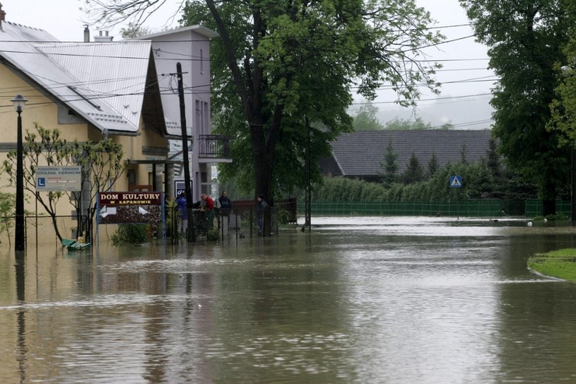 W 2010 roku w Małopolsce przybrała rzeka Raba. Ucierpiały domy w wielu miasteczkach i wsiach /Paweł de Ville /East News