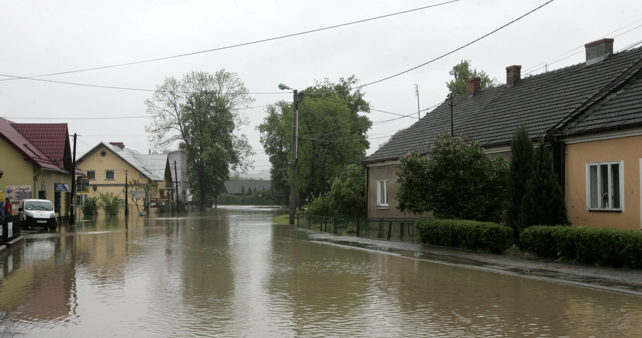 W 2010 roku w Małopolsce przybrała rzeka Raba. Ucierpiały domy w wielu miasteczkach i wsiach /Paweł de Ville /East News