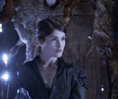 W 2011 roku Gemma Arterton oraz będący akurat u szczytu popularności Jeremy Renner, wcielili się w Jasia i Małgosię w filmowej kontynuacji przygód bohaterów popularnej baśni. W filmie, po spaleniu złej wiedźmy i ucieczce z jej piernikowej chatki, rodzeństwo zaczęło chodzić od wioski do wioski, by zabijać czarownice za wysoką opłatą. Chociaż "Hansel i Gretel" pierwotnie mieli wejść do kin na początku 2012 roku, premierę przesunięto na styczeń 2013. Po seansie trudno było się temu dziwić. Krytycy wytykali filmowi luki w scenariuszu, brak wyobraźni w kreowaniu scen walki oraz gloryfikację przemocy. Sytuacji nie poprawiła wydana na DVD wersja rozszerzona, oferująca jeszcze więcej brutalności. Mimo to film spotkał się z dobrym przyjęciem publiczności, zarabiając na całym świecie ponad 220 milionów dolarów.