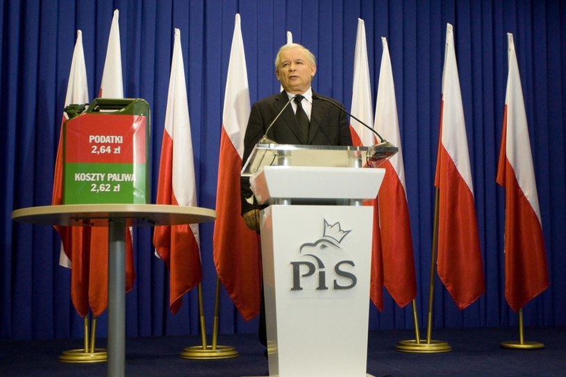 W 2011 roku Jarosław Kaczyński przemawiał na konferencji zorganizowanej w ramach protestu przeciwko wysokim cenom paliw i przeciwko wyjątkowo dużemu wpływowi podatków na nie /Michał Dyjuk /Reporter