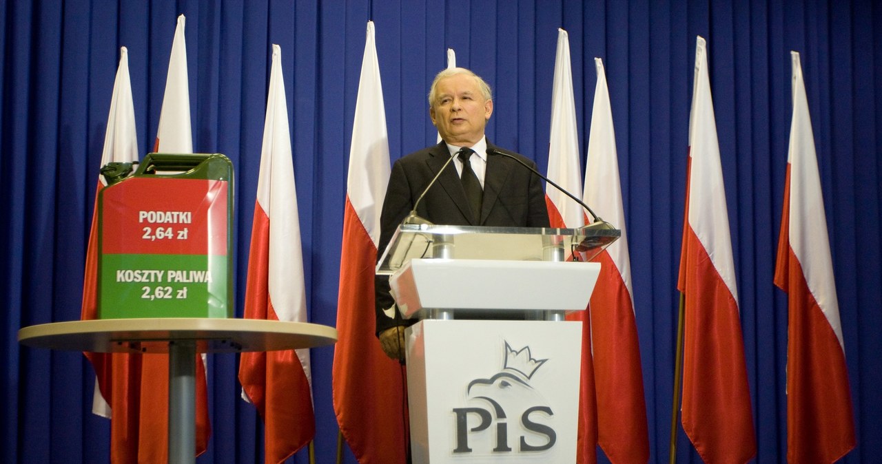 W 2011 roku Jarosław Kaczyński przemawiał na konferencji zorganizowanej w ramach protestu przeciwko wysokim cenom paliw i przeciwko wyjątkowo dużemu wpływowi podatków na nie /Michał Dyjuk /Reporter