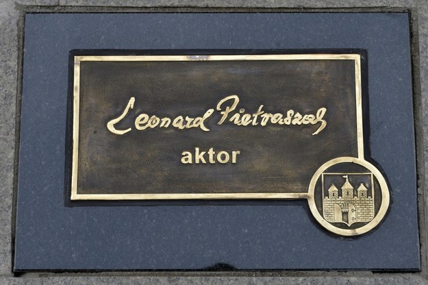 W 2012 r.  Leonard Pietraszak odsłonił swój autograf w Alei Bydgoskich Autografów przy ulicy Długiej /Tytys Żmijewski /PAP